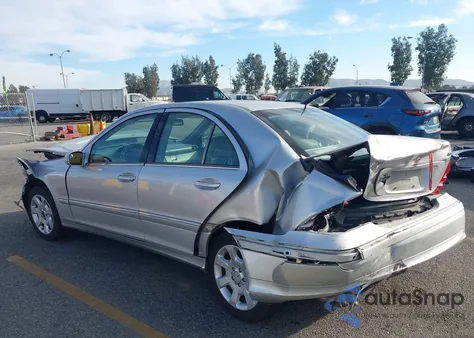 2005 Mercedes-Benz C 240 Luxury 4Matic z USA, uszkodzony, nr VIN WDBRF81JX5F677121